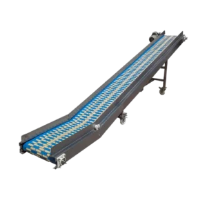 Cinta transportadora elevadora modular para snacks con banda plástica higiénica y estructura anticorrosiva.